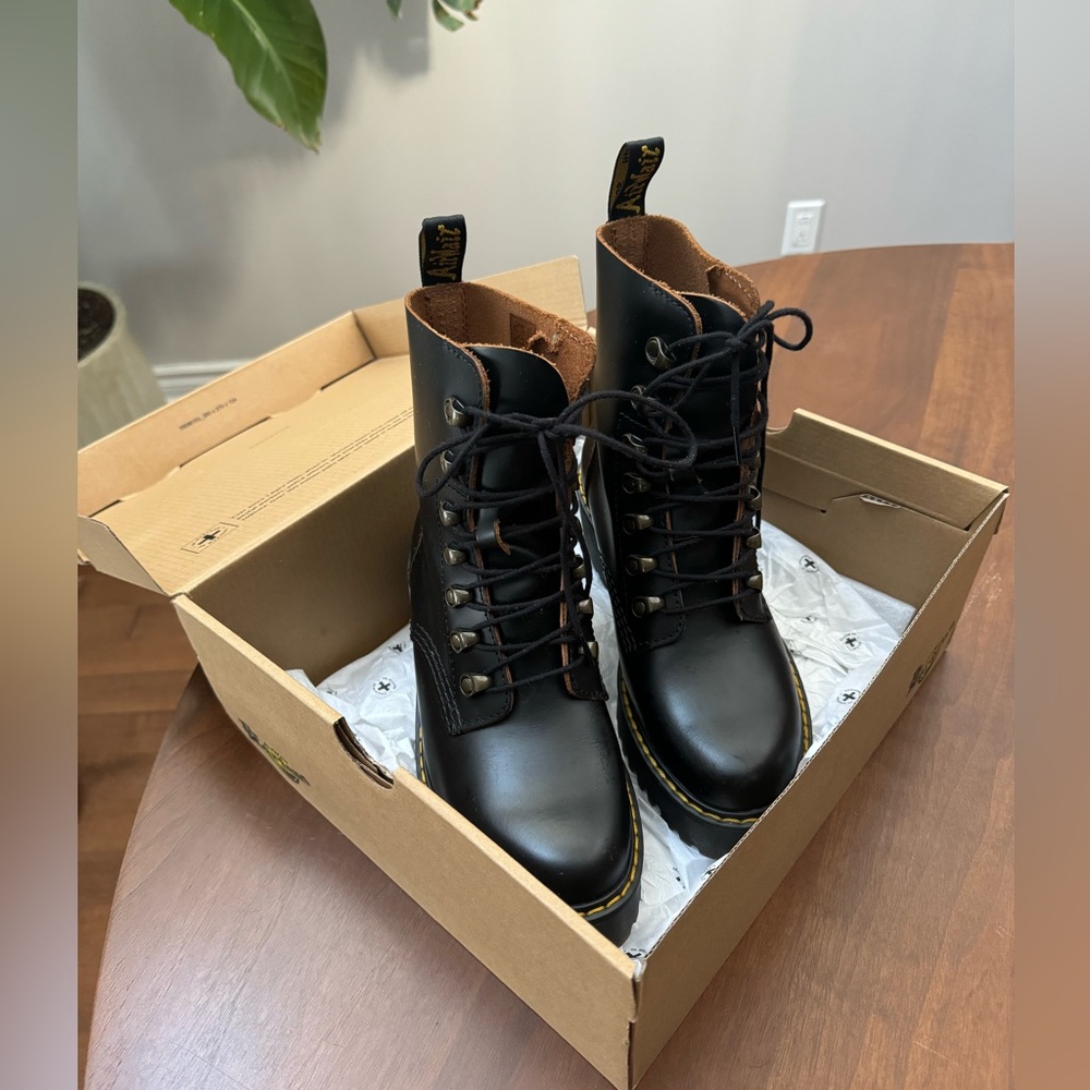Dr. Martens Leona